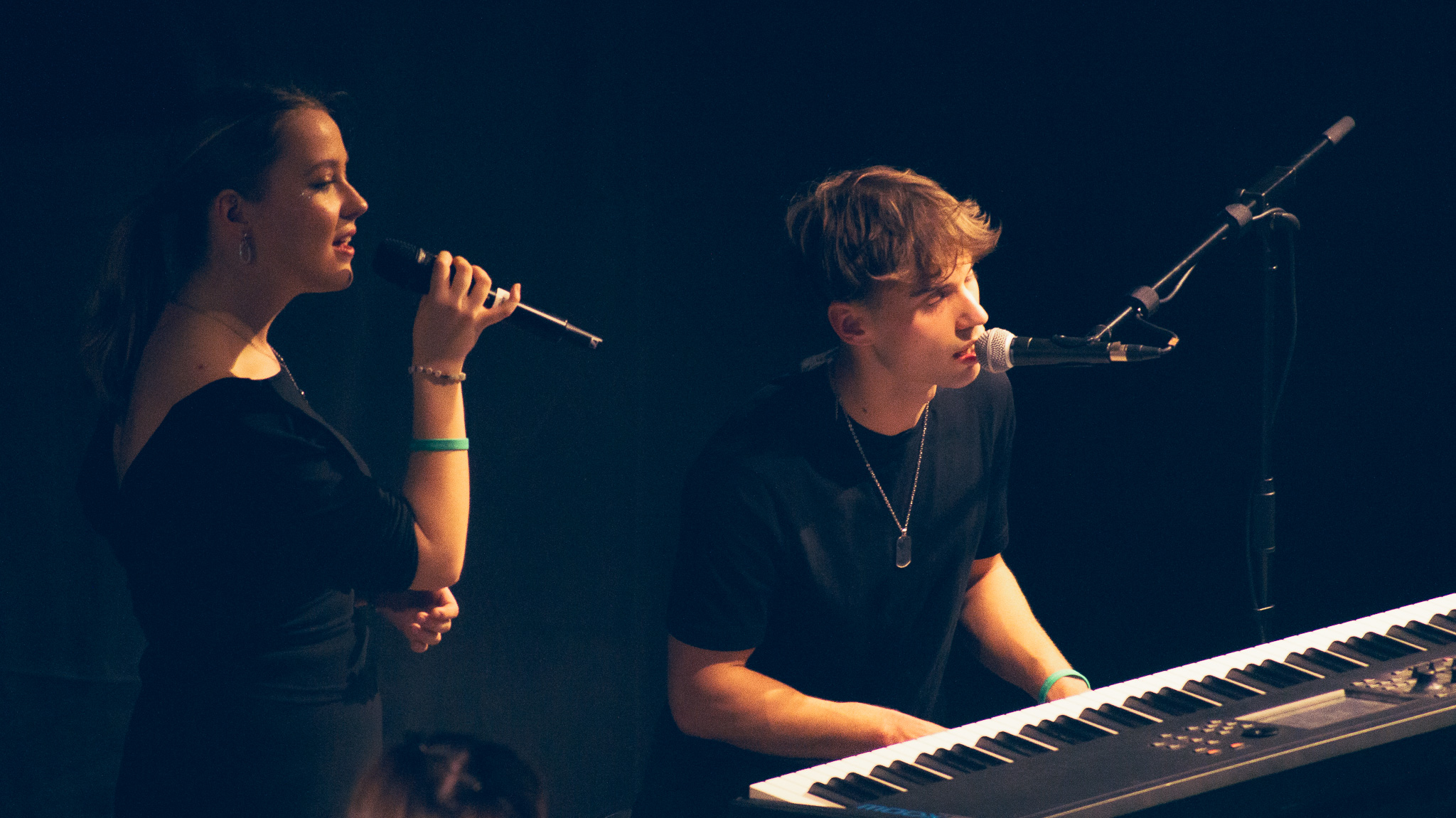 DESIRENCE Gesang und Keys im Bühnenlicht