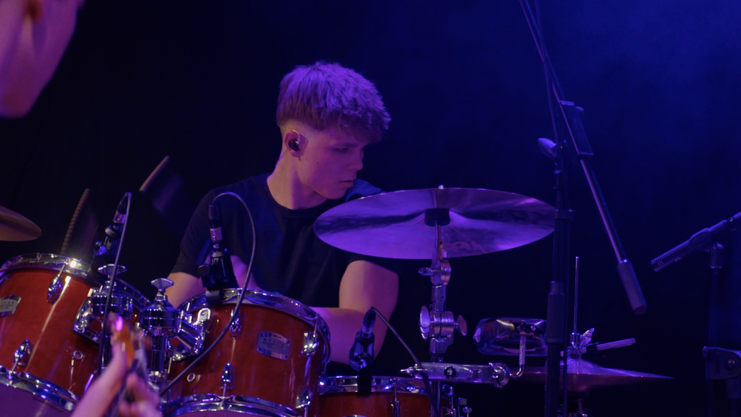 Desirence Drummer im violetten Bühnenlicht
