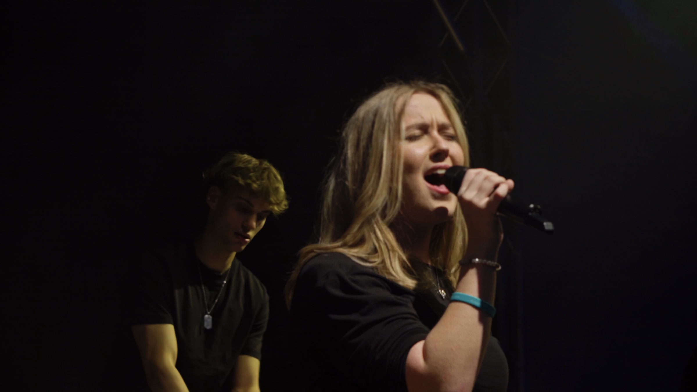 DESIRENCE Live-Moment mit Gesang und Keys