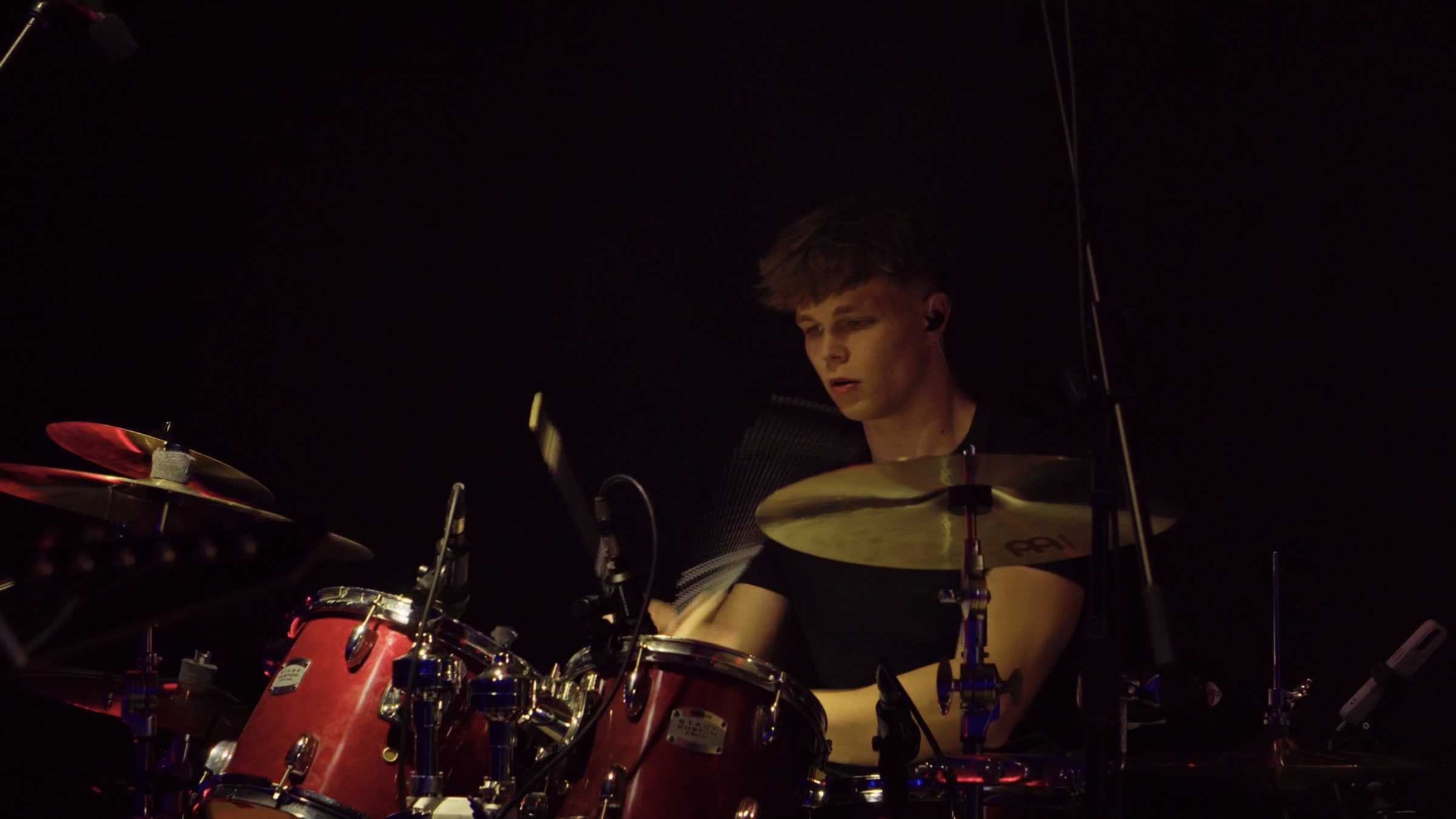 DESIRENCE Drums im dunklen Bühnenlicht