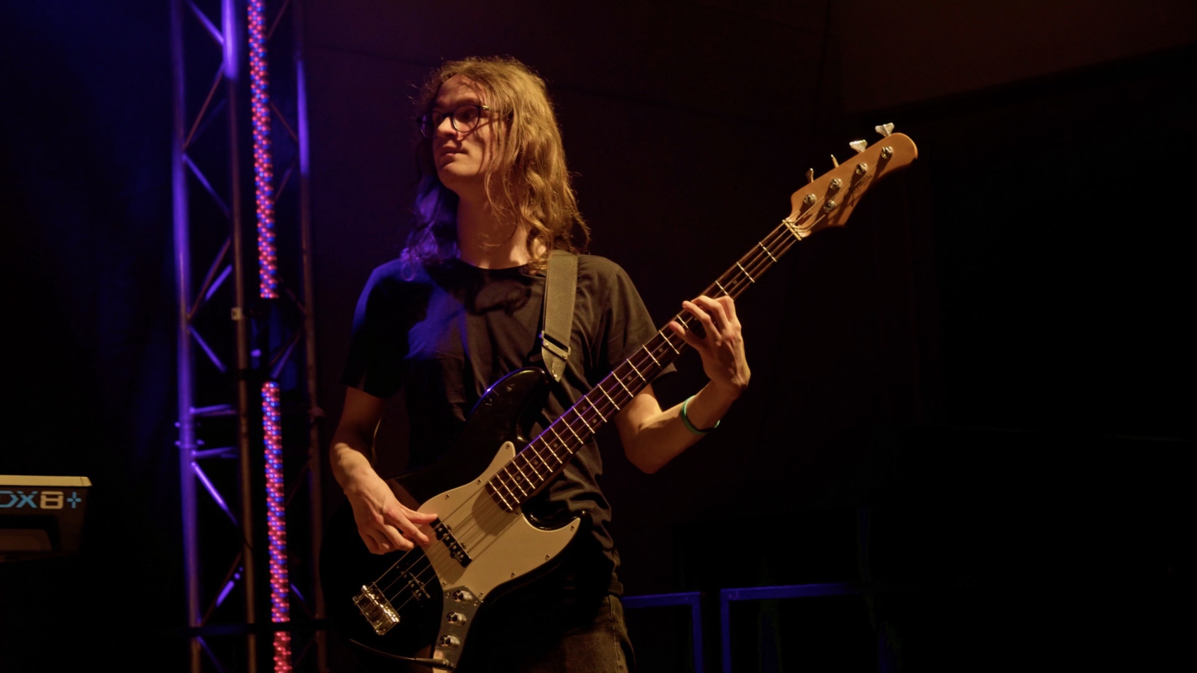 Desirence Bassist live auf der Bühne