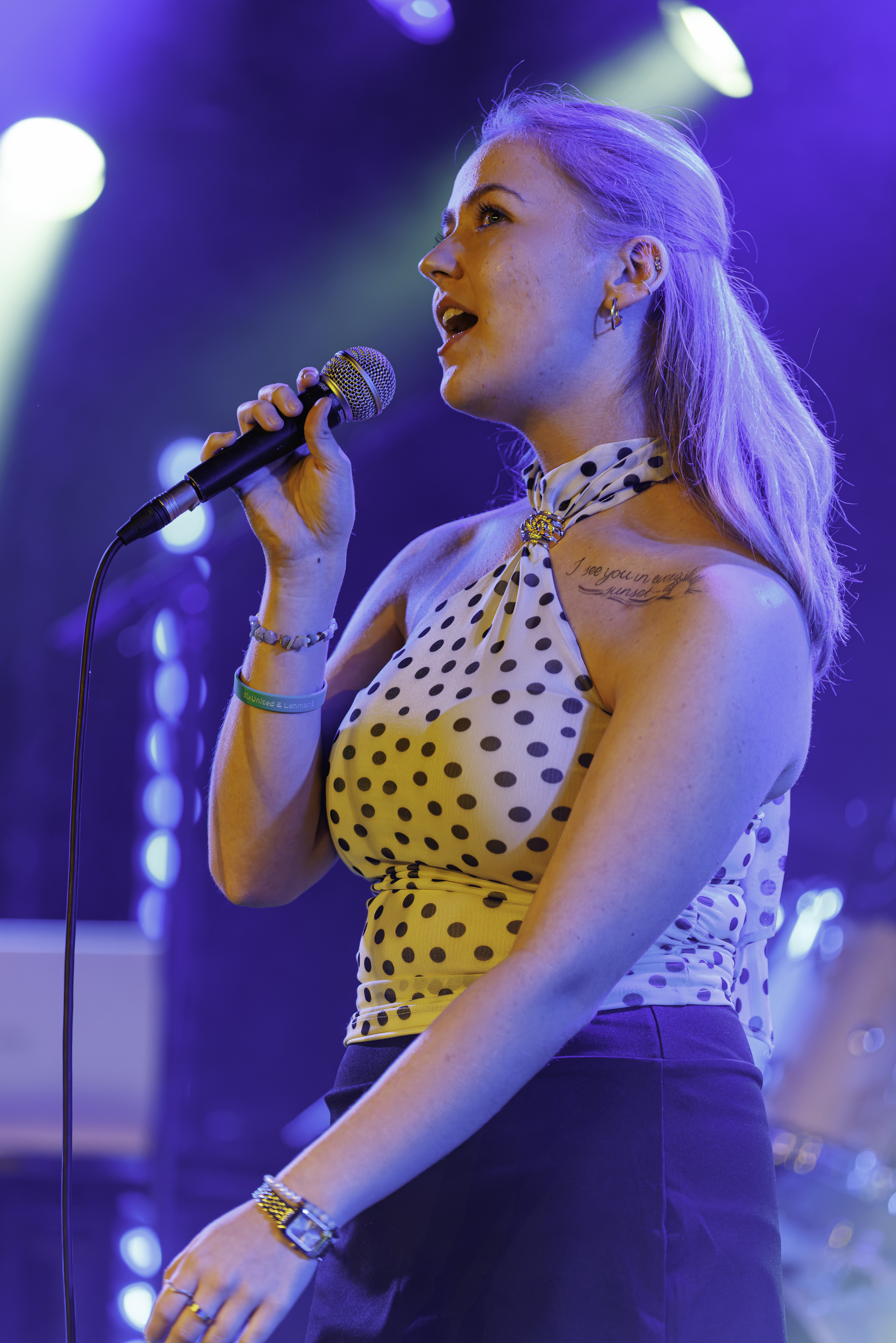 Emily von DESIRENCE live auf der Bühne